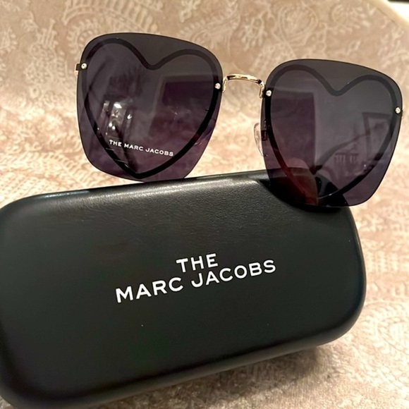 Brand New The Marc Jacobs Square Sunglasses w/ Gold Tone Metal Heart Shaped Rim - Picture 1 of 16